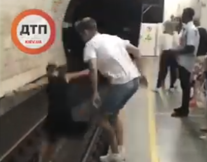 В киевском метро двое парней прыгнули под поезд / скриншот из видео