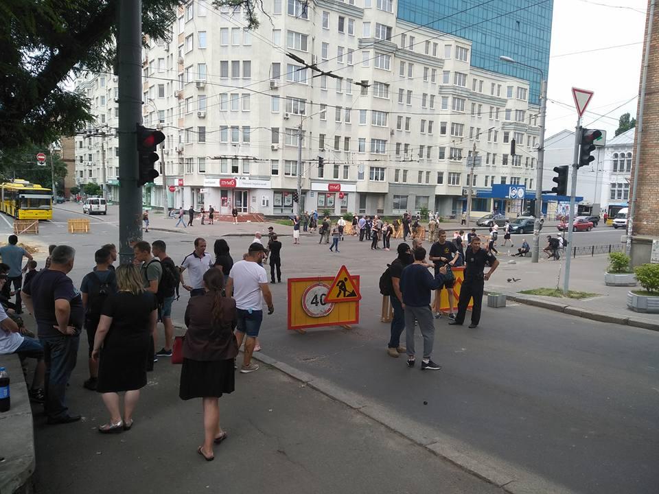 Представители движения С14 заблокировали несколько дорог на столичной Лукьяновке / фото facebook.com/c14.news.reserve Представители движения С14 заблокировали несколько дорог на столичной Лукьяновке / фото facebook.com/c14.news.reserve