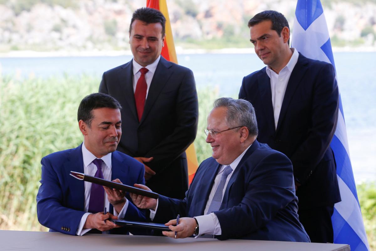 Подписание соглашения о смене названия между Грецией и Македонией / фото REUTERS