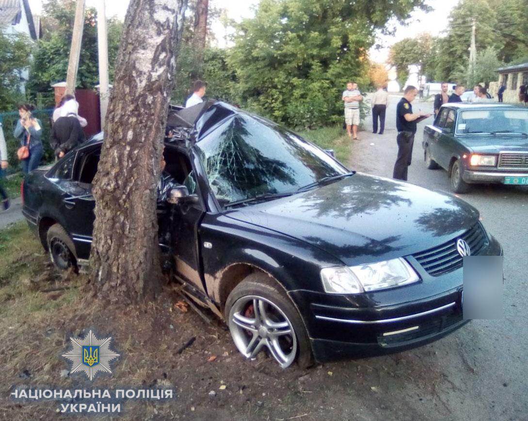 Водитель "Volkswagen Passat" не справился с управлением и наехал на дерево / фото rv.npu.gov.ua Водитель "Volkswagen Passat" не справился с управлением и наехал на дерево / фото rv.npu.gov.ua