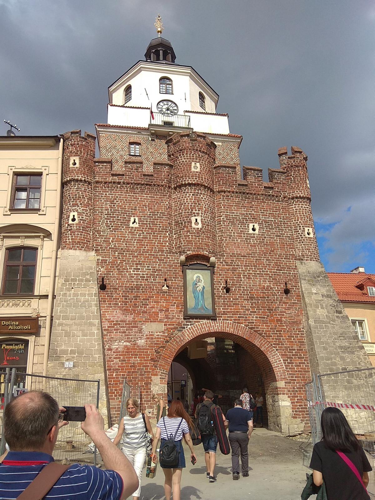 Краковские ворота - один из символов города / фото Варвара Вайс
