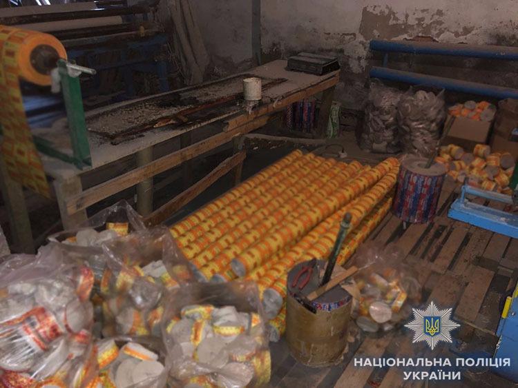 Бумажные изделия злоумышленники изготавливали с помощью четырех промышленных станков / Фото lv.npu.gov.ua