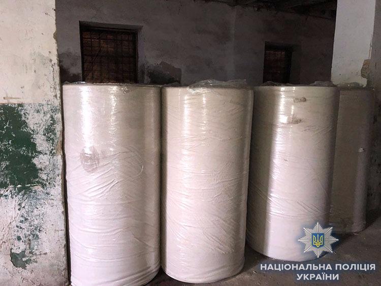 Бумажные изделия злоумышленники изготавливали с помощью четырех промышленных станков / Фото lv.npu.gov.ua