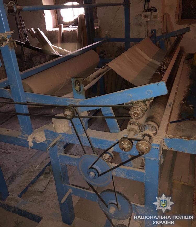 Бумажные изделия злоумышленники изготавливали с помощью четырех промышленных станков / Фото lv.npu.gov.ua