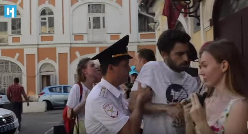 У РФ затримали активістів і акторів, які роздавали іноземцям листівки про Сенцова / Youtube - novayagazeta, скриншот У РФ затримали активістів і акторів, які роздавали іноземцям листівки про Сенцова / Youtube - novayagazeta, скриншот