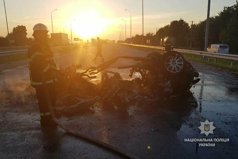 За словами свідків, пожежники приїхали через півгодини після виклику / фото pl.npu.gov.ua За словами свідків, пожежники приїхали через півгодини після виклику / фото pl.npu.gov.ua