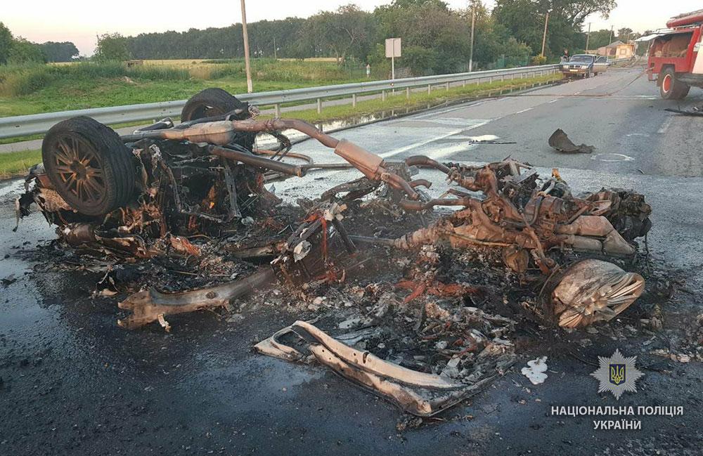 Внаслідок ДТП автомобіль згорів вщент / фото pl.npu.gov.ua Внаслідок ДТП автомобіль згорів вщент / фото pl.npu.gov.ua