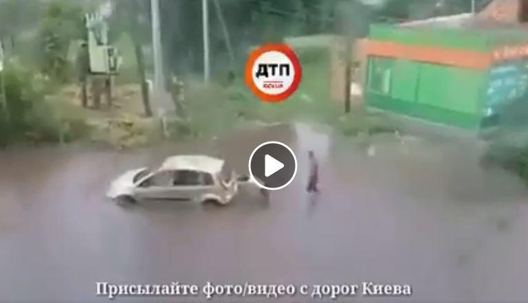 Машини застрягли в калюжах / фото facebook.com/dtp.kiev.ua