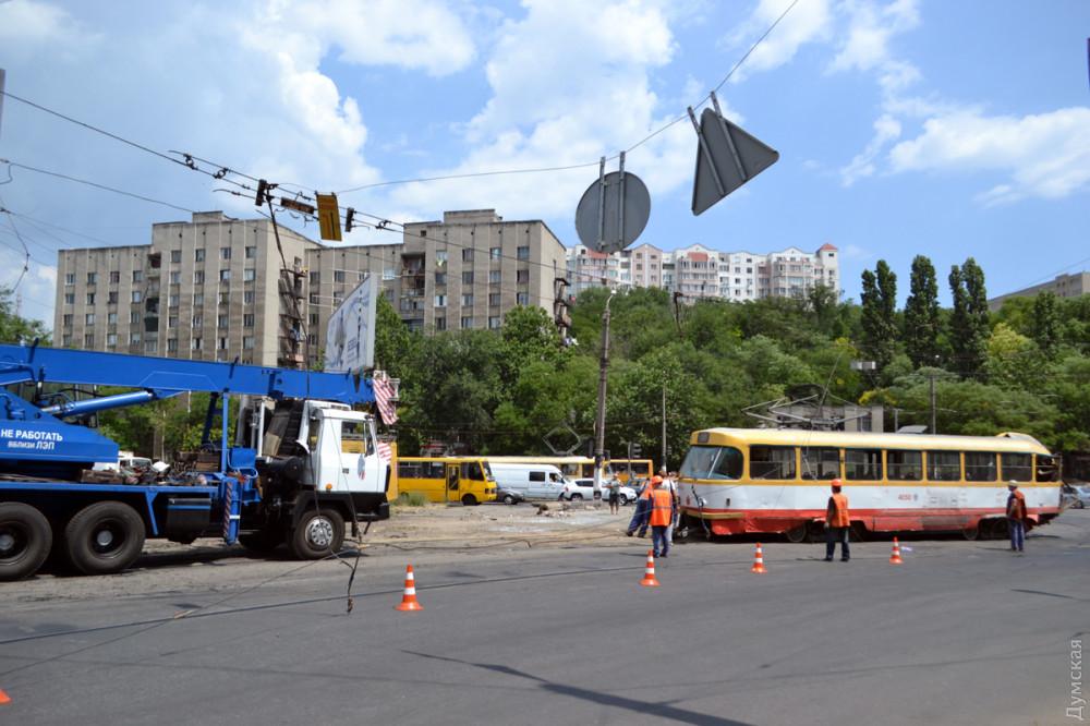 Деякі з автомобілів стоять на тротуарах, заважаючи нормальному руху пішоходів \ dumskaya.net Деякі з автомобілів стоять на тротуарах, заважаючи нормальному руху пішоходів \ dumskaya.net
