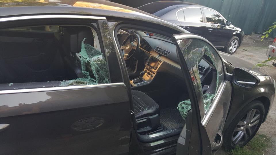 Пограбування сталося під час обміну валюти, постраждав автомобіль / Фото facebook.com/UA.KyivPolice Пограбування сталося під час обміну валюти, постраждав автомобіль / Фото facebook.com/UA.KyivPolice