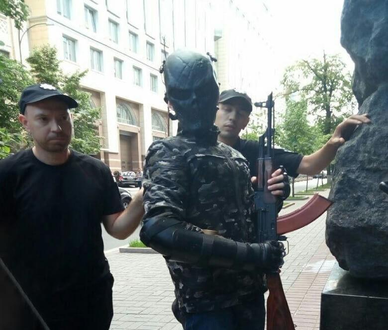 Задержанный под Кабмином парень в маске шел стрелять депутатов / фото kyiv.npu.gov.ua Задержанный под Кабмином парень в маске шел стрелять депутатов / фото kyiv.npu.gov.ua