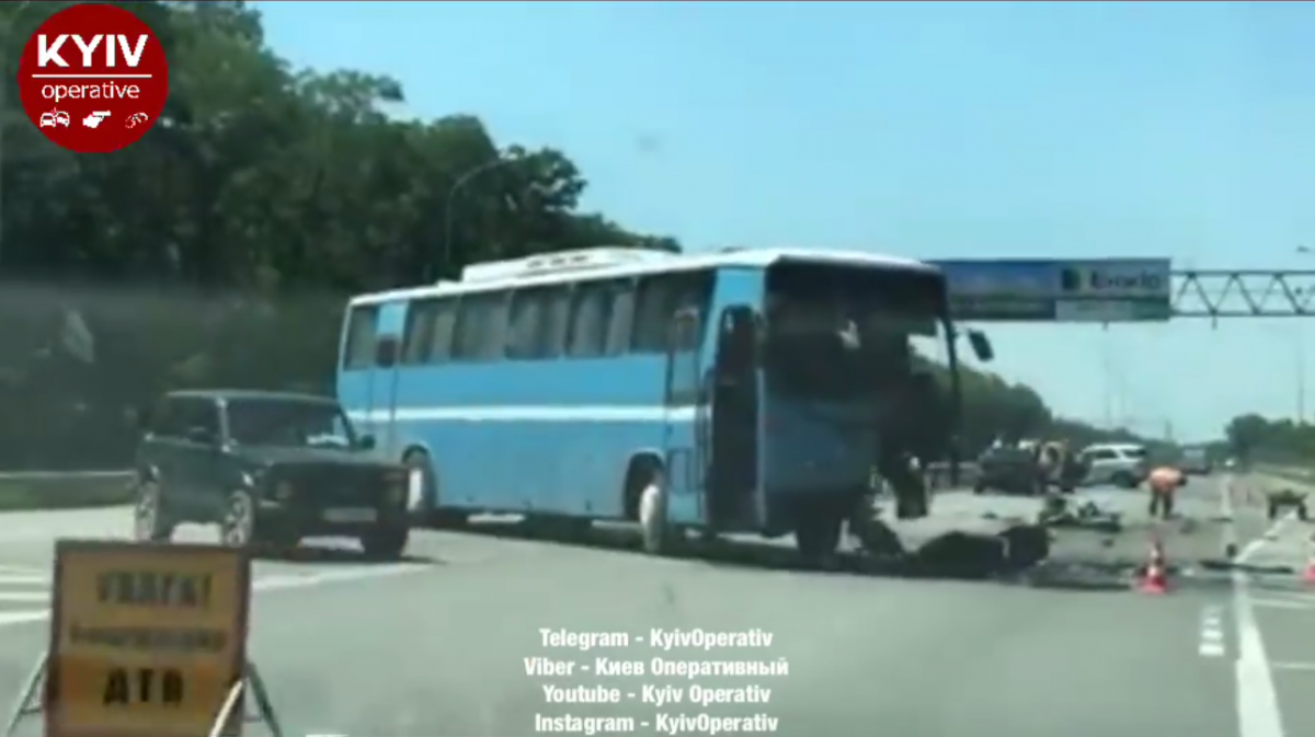 На Киевщине внедорожник протаранил автобус / скриншот