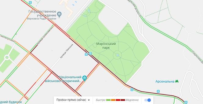 У Києві біля Ради на автомобілі впало дерево (фото, відео) У Києві біля Ради на автомобілі впало дерево (фото, відео)