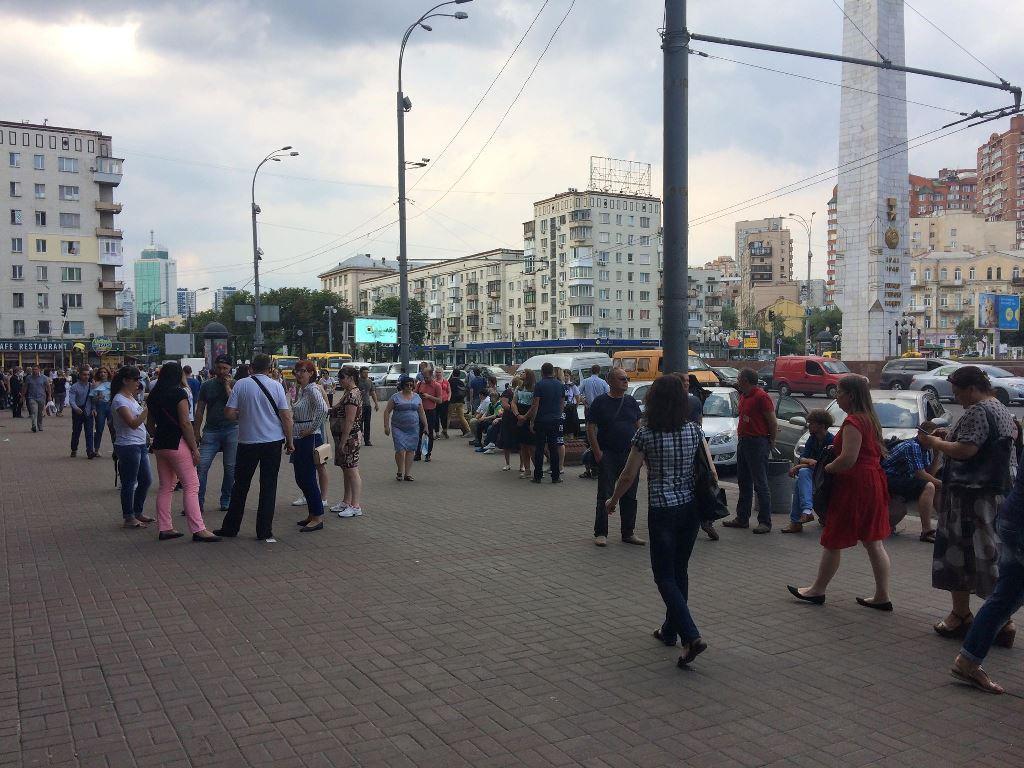 З ТРЦ евакуювали 700 відвідувачів / фото Роман Барабаш / Інформатор З ТРЦ евакуювали 700 відвідувачів / фото Роман Барабаш / Інформатор