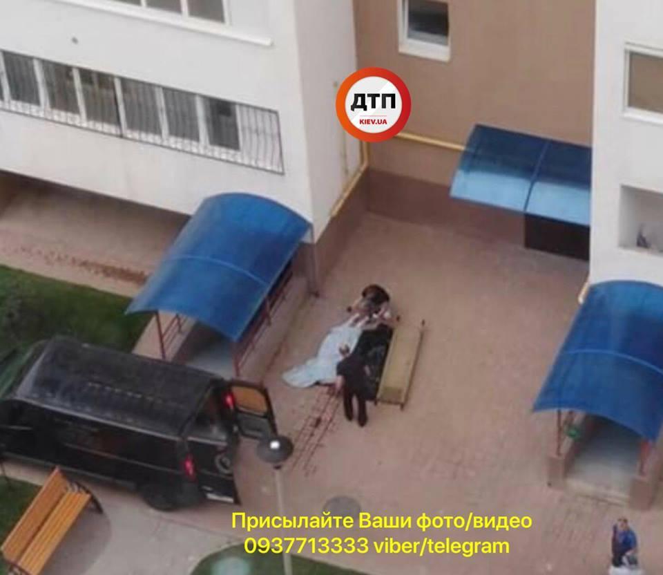 В Вишневом девушка выпала из окна многоэтажки / фото dtp.kiev.ua В Вишневом девушка выпала из окна многоэтажки / фото dtp.kiev.ua