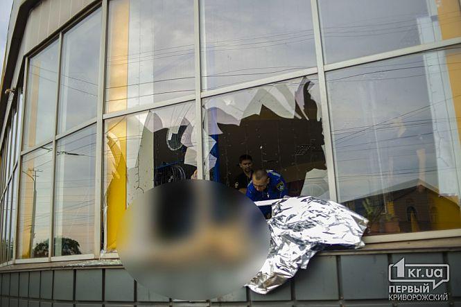 Від сили удару тіло однієї з жінок відкинуло у вітрину магазину / фото Перший Криворізький Від сили удару тіло однієї з жінок відкинуло у вітрину магазину / фото Перший Криворізький