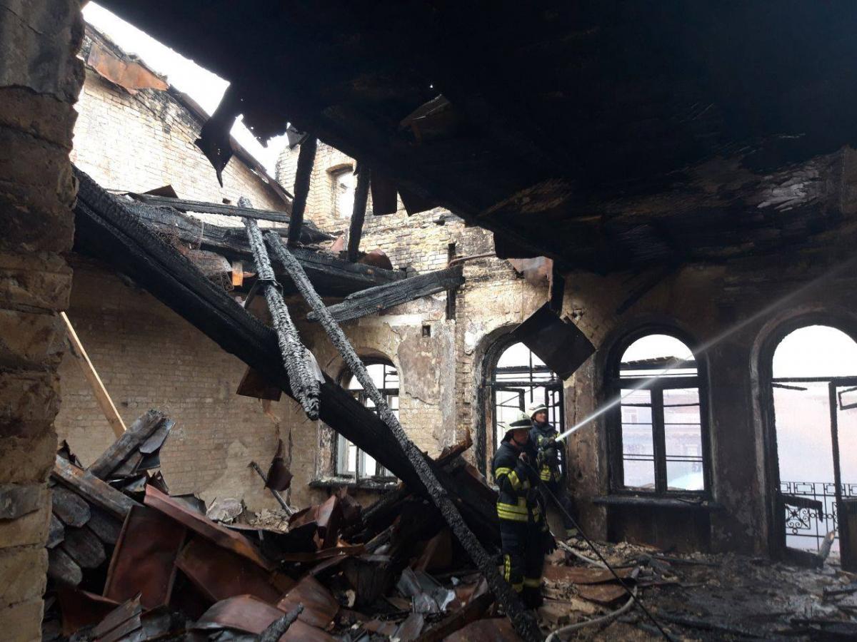 Спасатели потушили пожар в старинном здании на улице Богдана Хмельницбкого в Киеве / фото dsns.gov.ua Спасатели потушили пожар в старинном здании на улице Богдана Хмельницбкого в Киеве / фото dsns.gov.ua