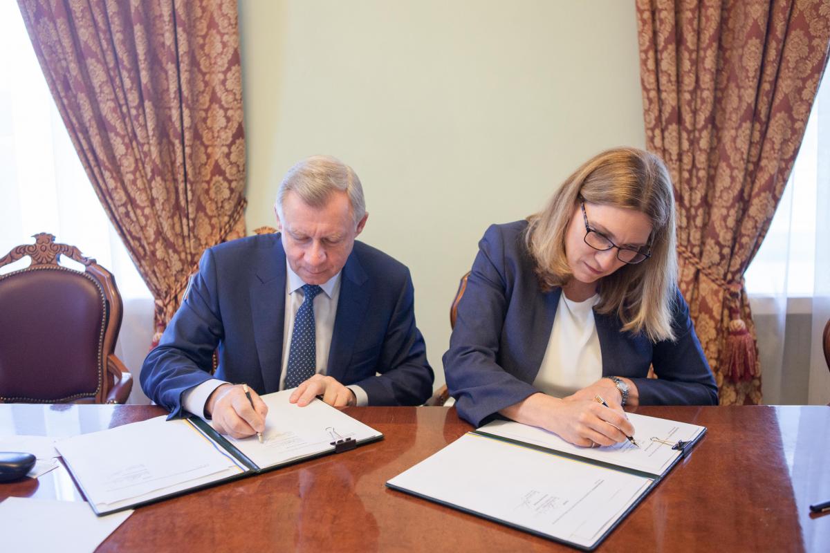 Голова НБУ Яків Смолій та президент компанії Crane Currency Аннемарі Уотсон / фото bank.gov.ua Голова НБУ Яків Смолій та президент компанії Crane Currency Аннемарі Уотсон / фото bank.gov.ua
