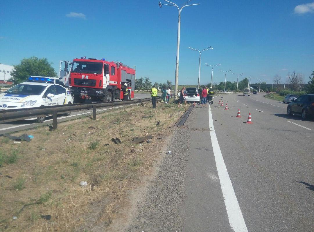 Водій автомобіля ЗАЗ Vida допустив зіткнення із залізобетонною опорою / фото dp.informator.ua Водій автомобіля ЗАЗ Vida допустив зіткнення із залізобетонною опорою / фото dp.informator.ua
