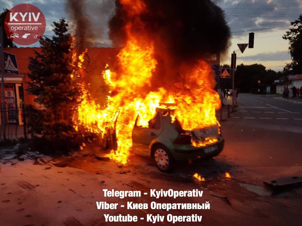 В автомобілі перебувала вагітна жінка / Фото facebook.com/KyivOperativ
