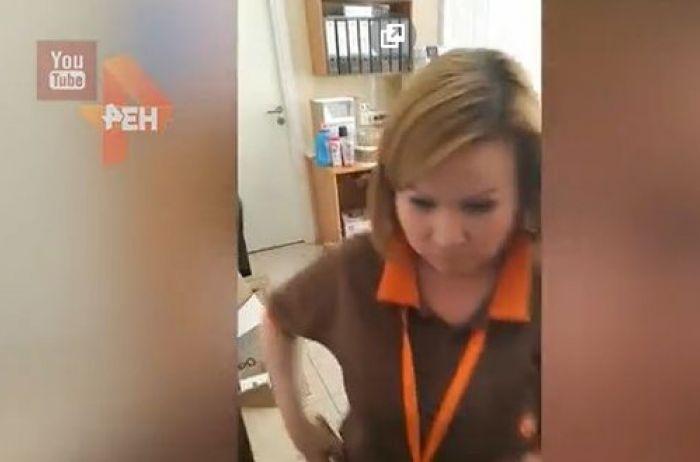 У Москві працівниця супермаркету побила покупця батоном по голові / скрін відео У Москві працівниця супермаркету побила покупця батоном по голові / скрін відео