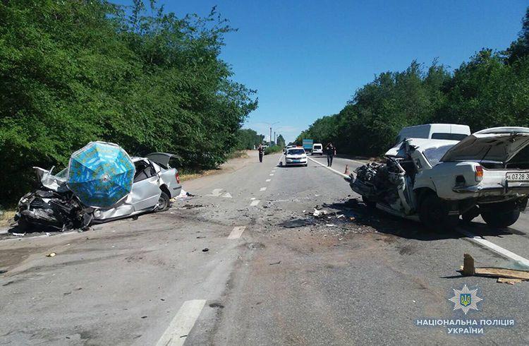 В результаті аварії загинули три людини - водій і пасажир автомобіля «ГАЗ» / Нацполіція В результаті аварії загинули три людини - водій і пасажир автомобіля «ГАЗ» / Нацполіція
