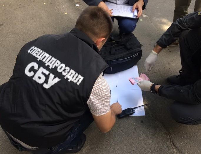 Правоохранители задержали полицейского в служебном кабинете после очередной «сделки» / фото ssu.gov.ua Правоохранители задержали полицейского в служебном кабинете после очередной «сделки» / фото ssu.gov.ua