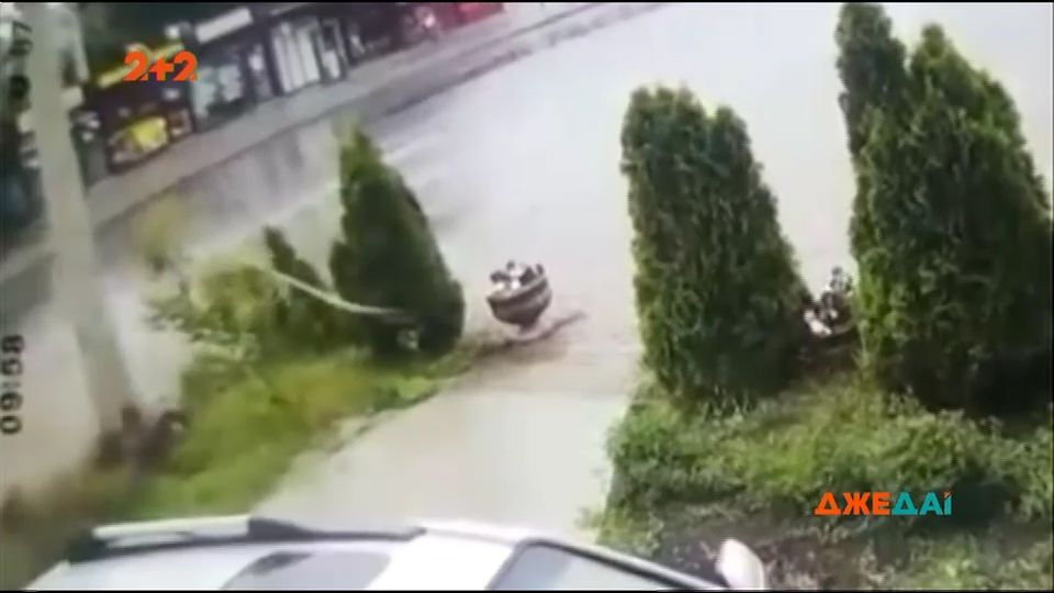 У результаті ДТП постраждала пасажирка / Кадр з відео 2+2 У результаті ДТП постраждала пасажирка / Кадр з відео 2+2