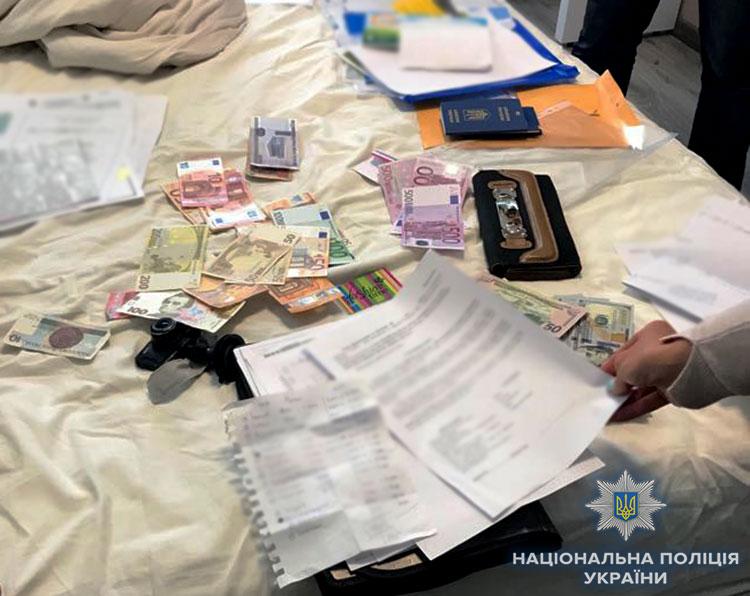 Обшуки щодо футбольних "договорняків" проводяться в 11 регіонах України / Офіційний сайт Національної поліції Обшуки щодо футбольних "договорняків" проводяться в 11 регіонах України / Офіційний сайт Національної поліції