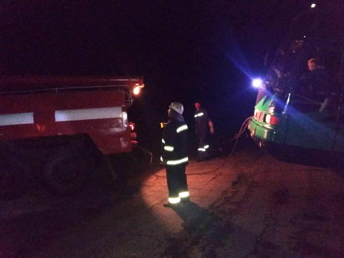 Рятувальники за допомогою пожежного автомобіля витягнули автобус з кювету на проїзну частину Рятувальники за допомогою пожежного автомобіля витягнули автобус з кювету на проїзну частину