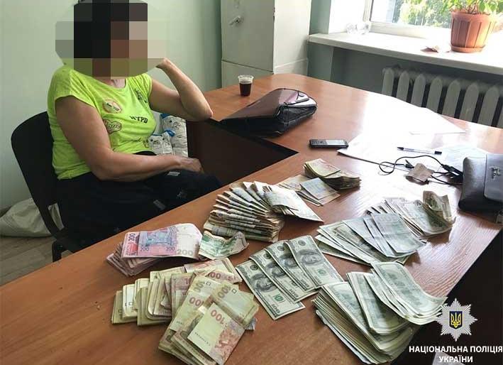 У задержанной нашли 6,5 тысяч долларов и 170 тысяч гривен / фото dp.npu.gov.ua У задержанной нашли 6,5 тысяч долларов и 170 тысяч гривен / фото dp.npu.gov.ua