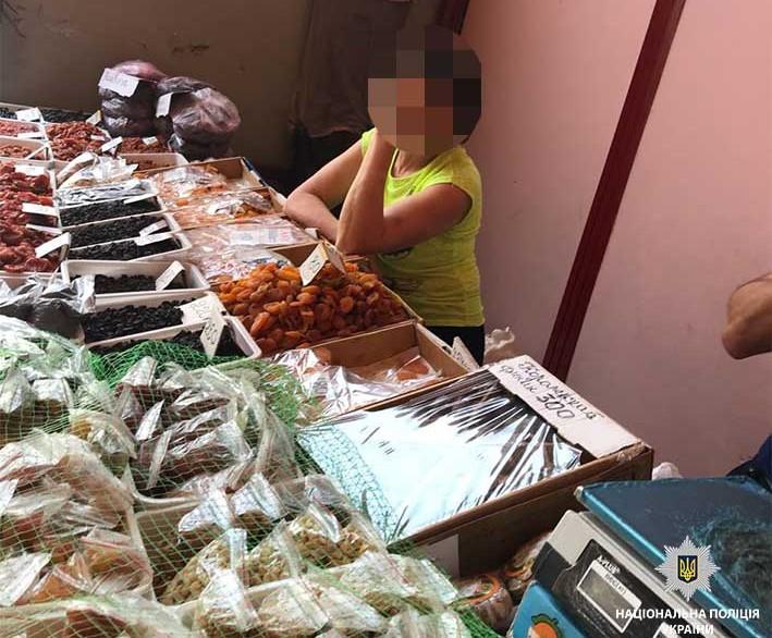 В Днепре женщина под видом сухофруктов продавала наркотики / фото dp.npu.gov.ua В Днепре женщина под видом сухофруктов продавала наркотики / фото dp.npu.gov.ua