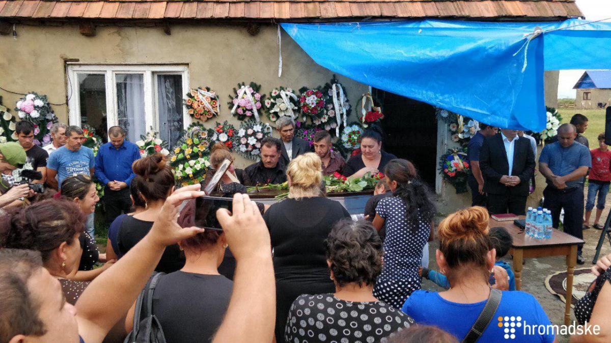 В поселке Серне Мукачевского района Закарпатья похоронили 24-летнего Давида Папа / Фото hromadske.ua