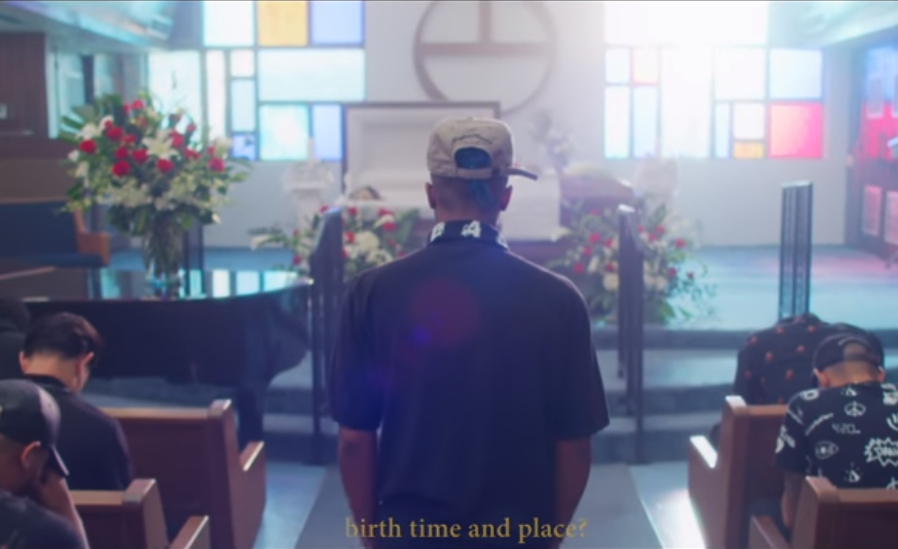 Вышел посмертный клип XXXTentacion, в котором рэпер посещает собственные похороны / скриншот