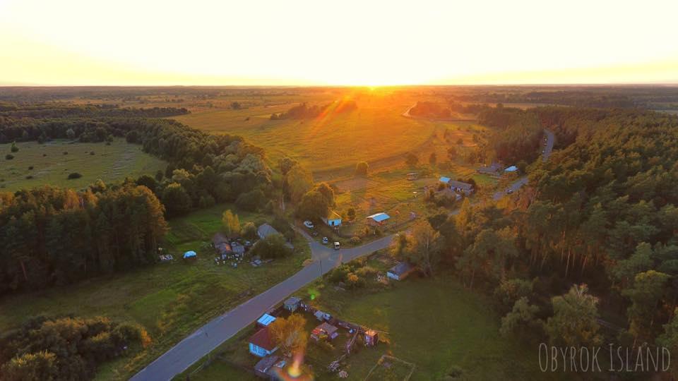 На Обирку не сидять на стільцях і не їдять попкорн - глядачі сидять або лежать на запашному сіні і дивляться фільми на великому екрані / Фото facebook.com/Obyrok