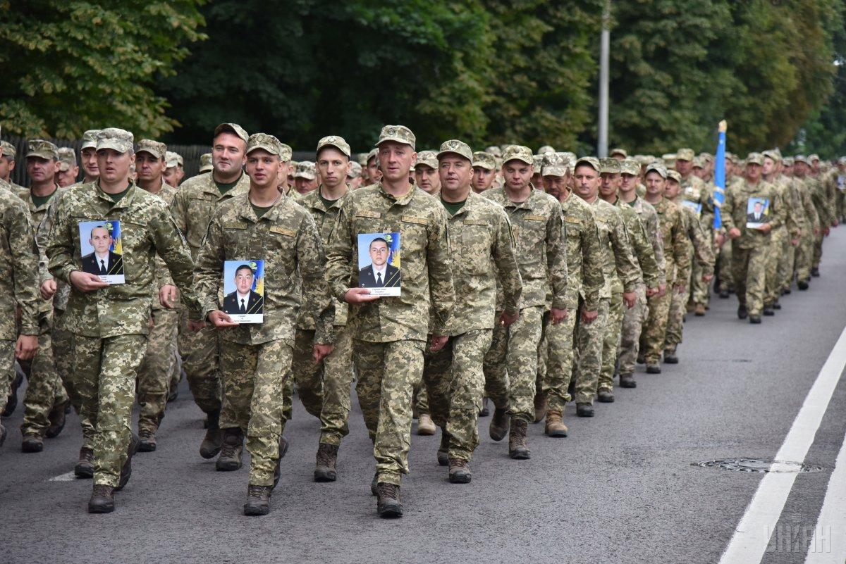 12 десантников отмечены высшей государственной наградой – Звездой Героя Украины \ фото УНИАН 12 десантников отмечены высшей государственной наградой – Звездой Героя Украины \ фото УНИАН