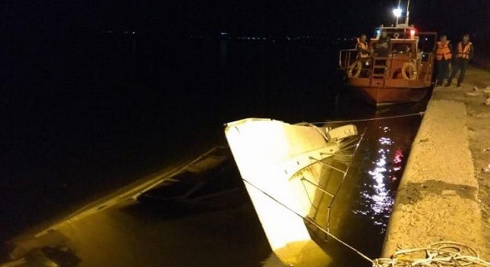 Погибшие 14. Паромная баржа. Затопленная баржа на оби. Теплоход на волге. Баржа чебоксары волга.