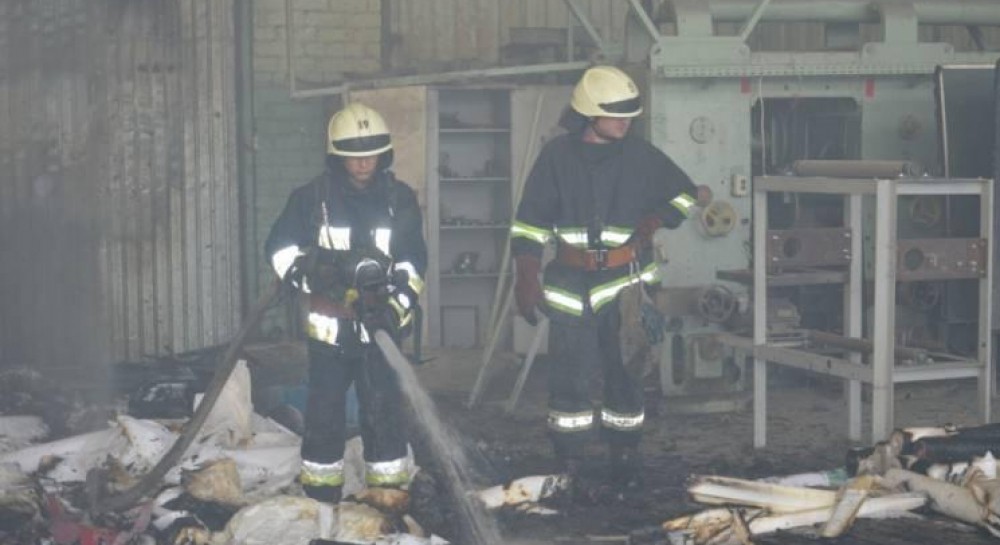 В Днепре горел завод по изготовлению обоев (видео) | УНИАН