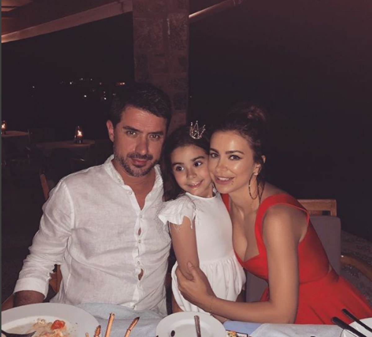 Үлкен кеуделі жалаңаш