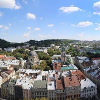 В центре Львова неизвестный прострелил ногу девушке, которая играла на скрипке