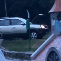 На Пейзажной аллее в Киеве неуправляемый внедорожник съехал с крутого склона (видео)