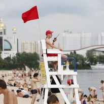 Киевлянам посоветовали не купаться на официальных пляжах столицы