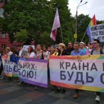 «КиевПрайд 2018»: полиция оттеснила с маршрута ЛГБТ-шествия группу провокаторов
