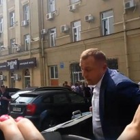 Заместителя Кернеса бросили в мусорный бак (видео)