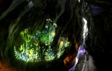 Колишня швейцарська лікарня заманює туристів психоделічним світловим шоу в ущелині (фоторепортаж)