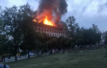 У центрі Кам’янця-Подільського загорілася будівля колишнього готелю (фото, відео)