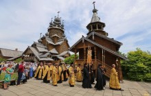 Более тысячи верующих пришли во Всехсвятский скит Святогорской лавры на престольный праздник