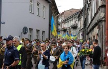 Украинцы прошли маршем в польском Перемышле - их встретили антибандеровским баннером (фото)