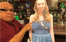 Дэнни Де Вито ответил школьнице, которая пришла на выпускной с его картонной копией