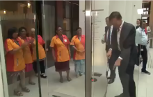 Премьер Нидерландов пролил кофе в здании парламента и под аплодисменты уборщиц сам за собой убрал (видео)